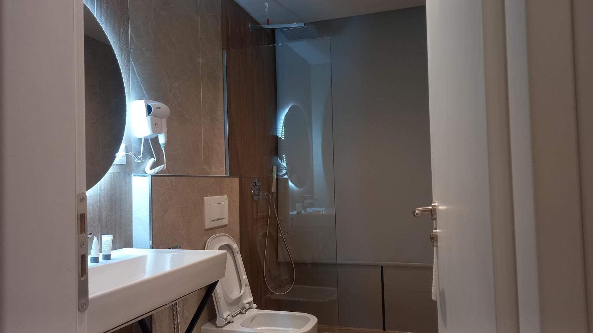 Hotel Aglon Vlorë Extérieur photo