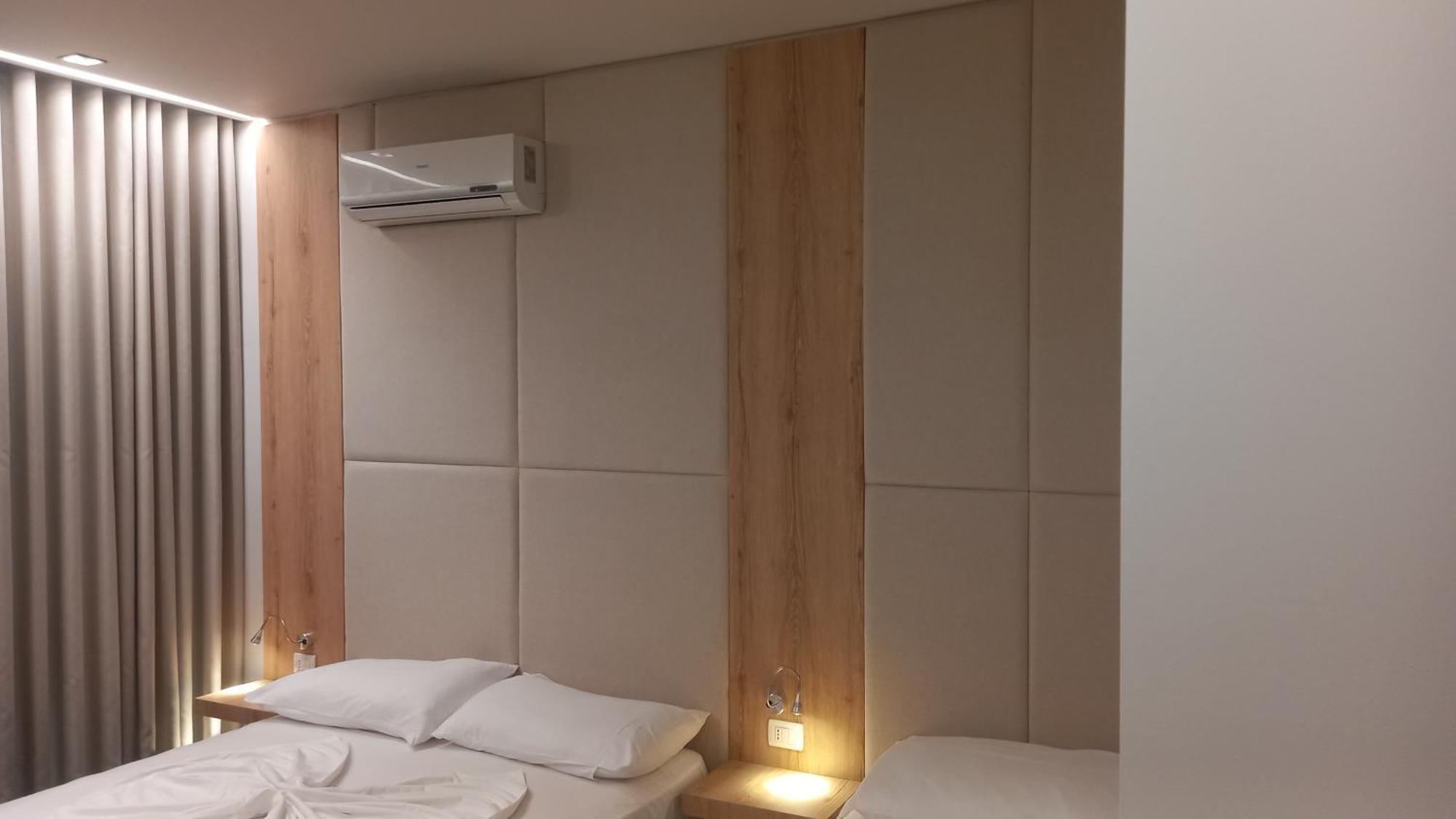 Hotel Aglon Vlorë Extérieur photo