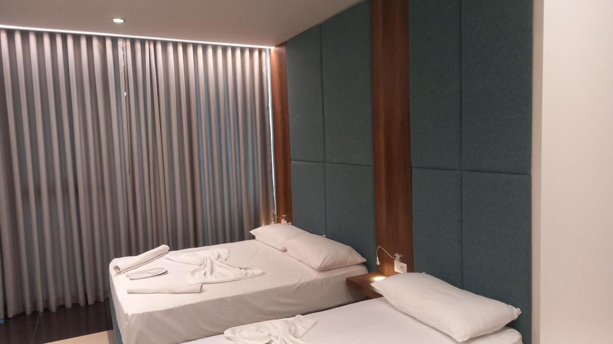 Hotel Aglon Vlorë Extérieur photo